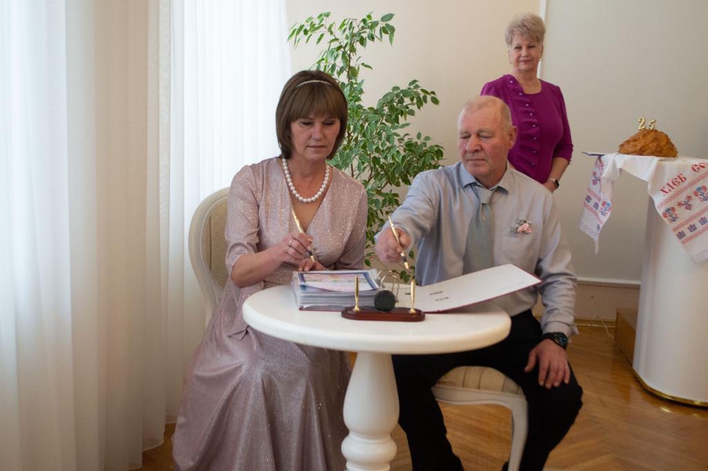 расписываются юбиляры в Книге Почёта.jpg расписываются юбиляры в Книге Почёта.jpg